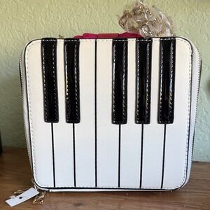 Piano Keyboard Zipped Purse/Crossbody Bag - Black & White.